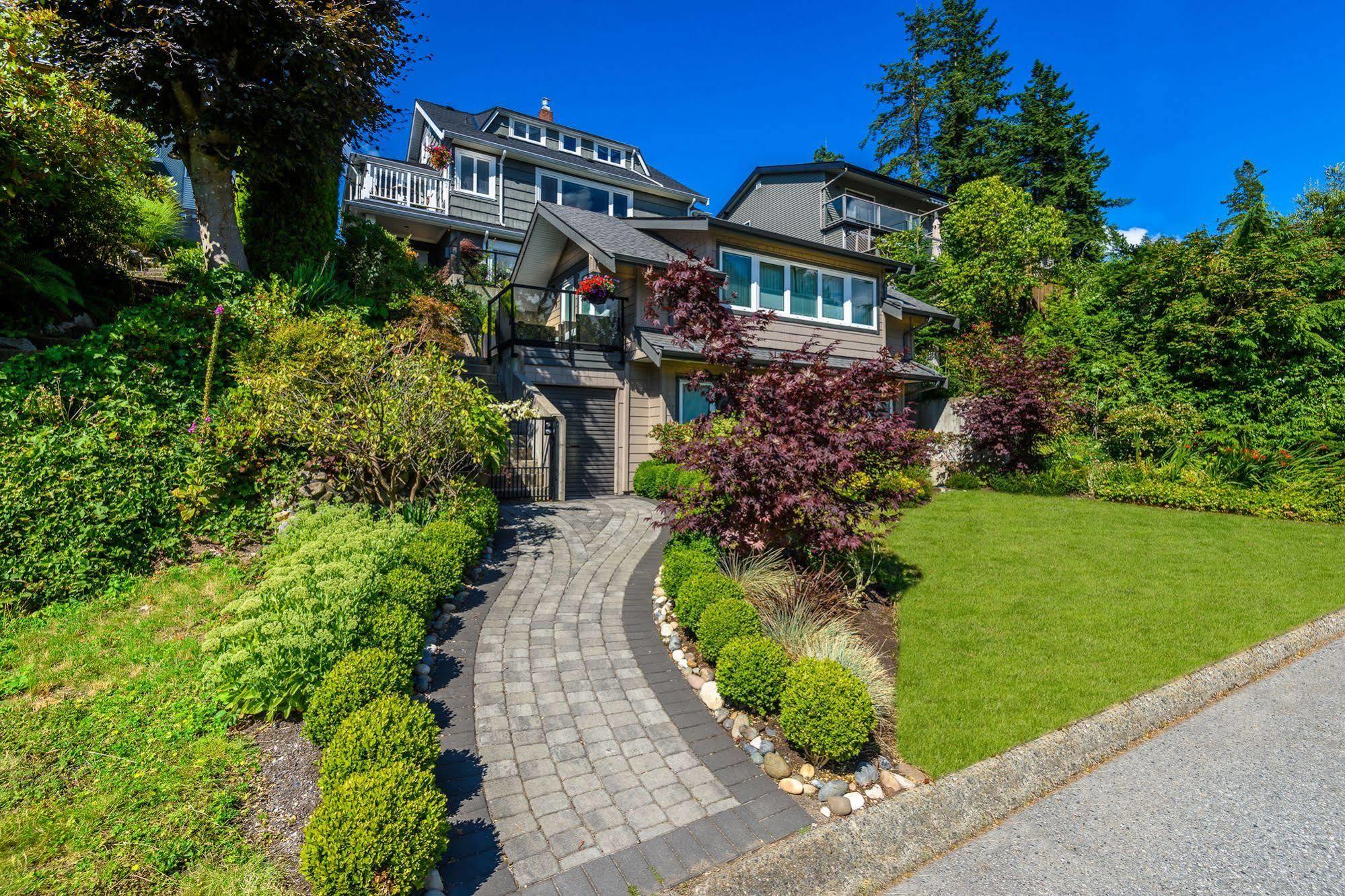 Crystal'S View Bed & Breakfast North Vancouver Exterior photo